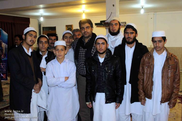 کارگزدان فیلم و طلبه ها در اکران فیلم جامعه اهل سنت ایران در تربت جام