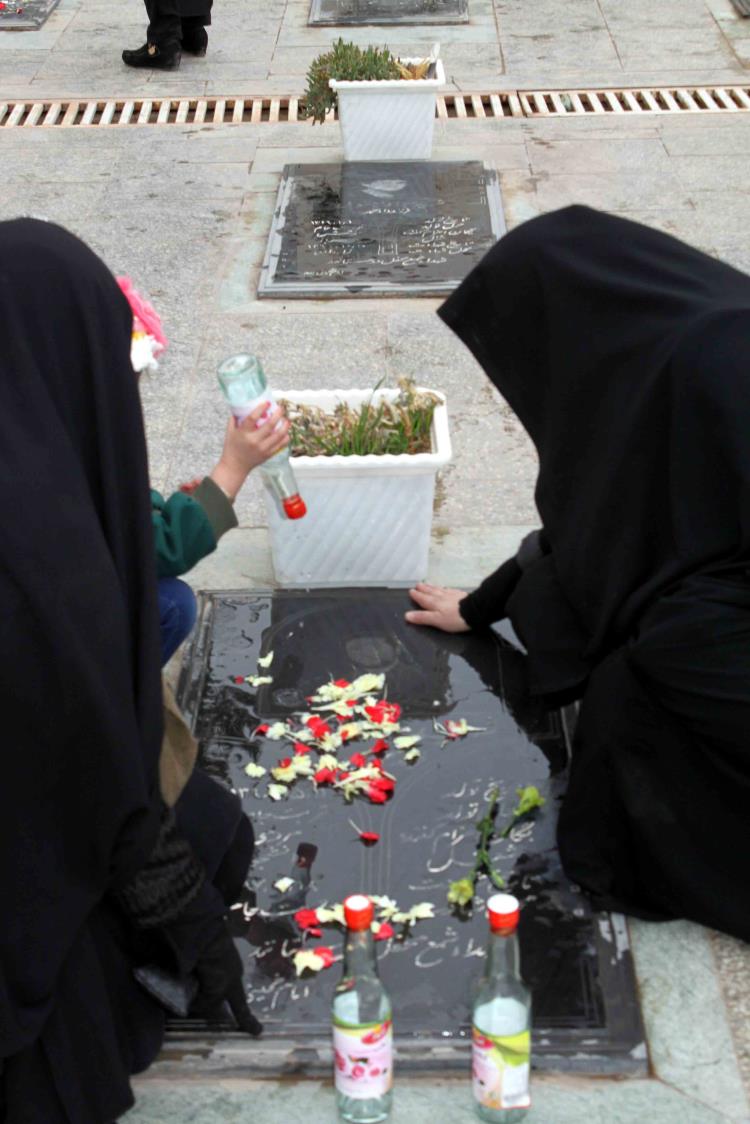 غبارروبی و عطرافشانی مزار شهدای تربت جام