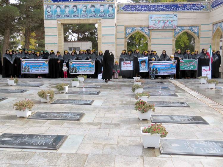 غبار روبی مزار شهدای تربت جام در اولین روز هفته بسیج - 