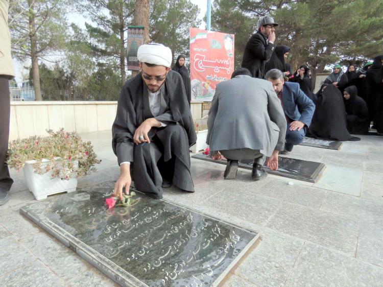غبار روبی مزار شهدای تربت جام در اولین روز هفته بسیج - 