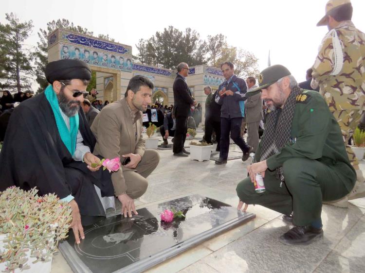 غبار روبی مزار شهدای تربت جام در اولین روز هفته بسیج - 
