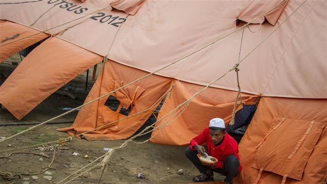 This picture taken on June 14, 2015 shows a Rohingya migrant man eating at a shelter in Kuala Cangkoi, Indonesia's Aceh province, located at the northern end of Sumatra (AFP photo).